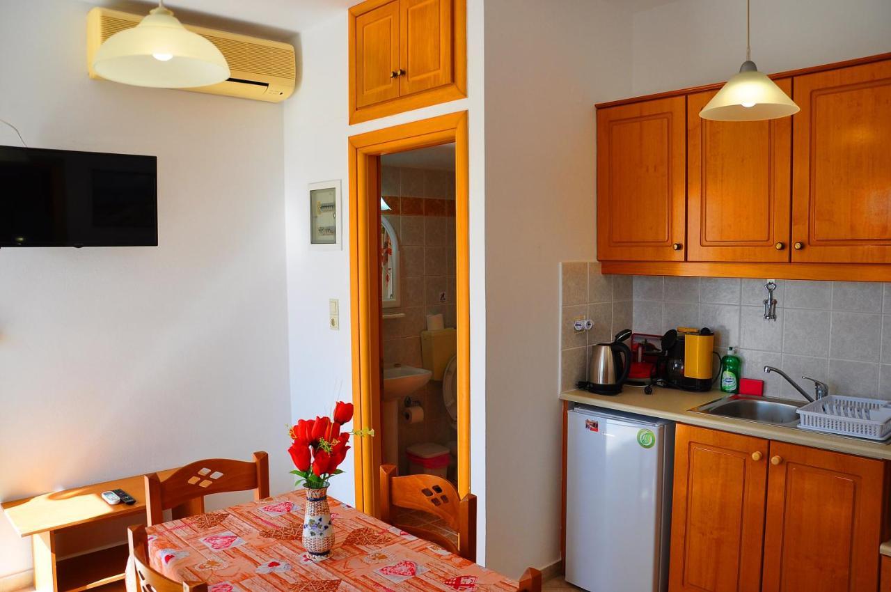 Lagos Studios & Apartments ปาเลกาสตรอน ภายนอก รูปภาพ