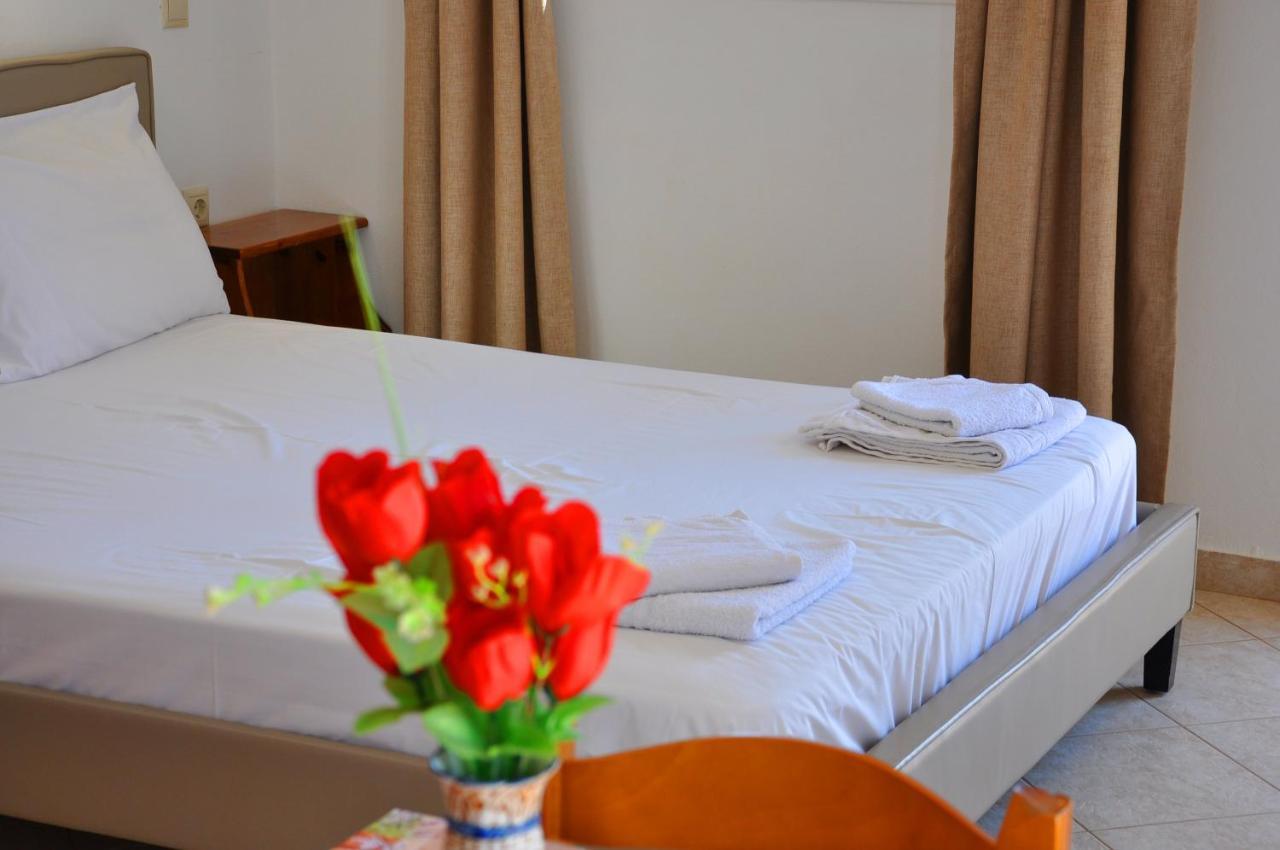 Lagos Studios & Apartments ปาเลกาสตรอน ภายนอก รูปภาพ